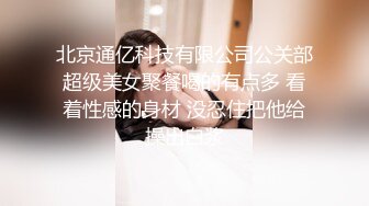 合租房冒死在门帘上小洞偷窥对门的美女洗澡