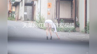 戴绿帽的丈夫看着妻子和情人口交