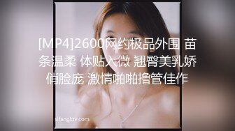 中年夫妻看着电视在客厅沙发大战一番骚妻