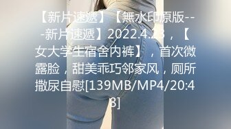 漂亮轻熟女 关起 怕啥被谁看见 快过来干逼逼 身材苗条 手机打着灯操逼 貌似老熟人被无套输出