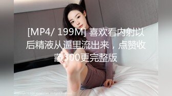 长卷发轻熟女红色睡衣性感红色丝袜丰满翘臀，撅起屁股特写私处，水很多骚的很扣穴