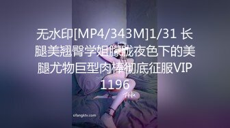 两个白皙大奶子骚妹子浴室湿身胡萝卜自慰，揉捏奶子掰穴胡萝卜摩擦，坐在马桶上特写骑坐，蹲在地上搞到喷水