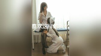 天生巨乳吊钟奶轻熟女，黑丝大长腿道具自慰