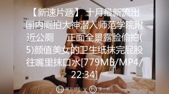 专注人前露出与路人同框美腿女神GI9ZA视图集，公园超市广场哪人多往哪去和老登一起锻炼 (6)