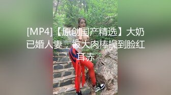 化妆品真美的姑娘 美腿呀哗哗的尿尿太急了像冲浪一样，不得不撅起点屁股！ 