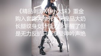 美女山顶凉亭玩自拍