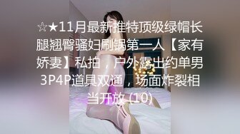 帅气小伙双飞两位熟女大姐全程露脸，躺在床上享受大姐的口活激情上位，轮草两女大奶子乱晃