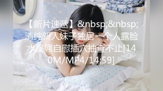 北方妹子家里有点冷，全裸在被窝中手指特写掰鲍鱼蝴蝶逼很红