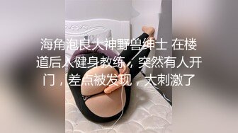 小县城一路跟踪尾随偷拍 漂亮少妇的小嫩鲍