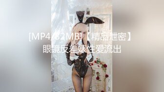 漂亮女神被拿下，没想到是个小骚逼，自己主动在上面扭，好骚