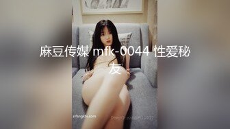 穿着女仆装在家中玩自拍