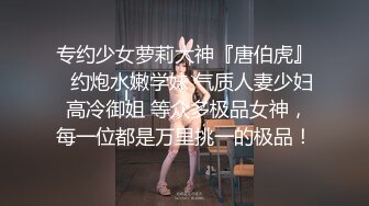 小情侣穿着情侣红裤衩开房，妹子看着娇小一对美乳又大又翘，男友沉迷手机都懒得干720P