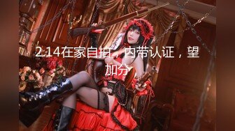 模特甜美妹子下海和炮友JJ大秀，性感吊带撩起衣服露奶，跪着深喉