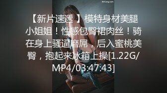 超性感的清纯小妞全程露脸大秀直播，逼逼干净淫水多多，笑起来很舔，水晶按摩棒自慰骚逼，淫声荡语互动撩骚