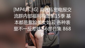 监控偷拍女儿都上大学了,在爸爸面前还不注意形象,天气再热吃饭也不能把衣服都脱了啊