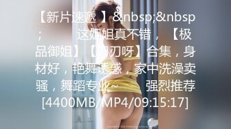 精选美女厕所TP白短袖牛仔裙美女嘘嘘